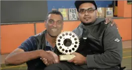  ?? PICTURE: ZANELE ZULU / ANA ?? Kumi Naidoo receives an award from Revolution Motorcycle Club member Keashin Govender.