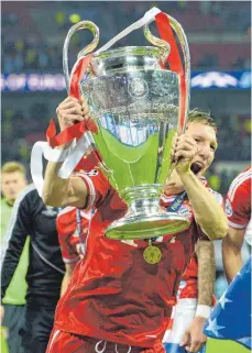  ?? FOTOS: DPA ?? Große Momente einer Karriere: Bastian Schweinste­iger sicherte sich mit dem FC Bayern München 2013 den Champions-League-Titel.