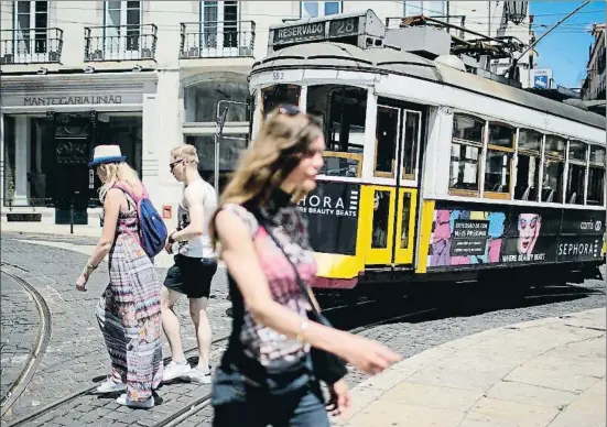  ?? PAU BARRENA / BLOOMBERG ?? El turisme envaeix ciutats com Lisboa i Porto, que ja comencen a donar senyals de saturació