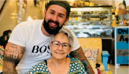  ?? CORTESÍA ?? Omar Cascante y su abuela era más que unidos.