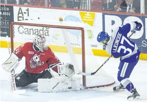  ?? JULIE JOCSAK/STANDARD STAFF ?? Goalie Colton Incze of the Niagara IceDogs defends the net from Tory Lajeunesse of the Sudbury Wolves in OHL action at the Meridian Centre in St. Catharines on Saturday, October 28, 2017.