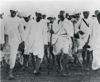  ??  ?? LA MARCHA DE LA SAL. Sobre estas líneas, Gandhi en 1930 al frente de una marcha pacífica (Salt Satyagraha) que duraría 24 días y que reclamaba el derecho natural de los indios a producir sal.