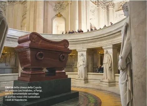  ??  ?? CRIPTA della chiesa della Cupola del palazzo Les Invalides, a Parigi, con il monumental­e sarcofago di porfido rosso che custodisce i resti di Napoleone.