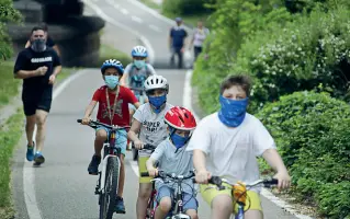  ??  ?? Ciclabili Bimbi in bici. In arrivo due nuove ciclabili con speedcheck in via Resia e via Sassari