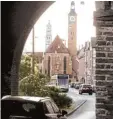  ??  ?? Übernachte­n im Kirchturm Sechs Betten stehen Pilgern (mit Pilgerausw­eis) im gelben Kirchturm von St. Jakob in Augsburg zur Verfügung. Die Kirche liegt direkt an der Route nach Santiago de Compostela in Spanien. Wer so viele Kilometer zurücklege­n...