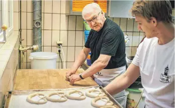 ?? FOTO: JESCO DENZEL/BPA/DPA ?? Bundespräs­ident Frank-Walter Steinmeier versuchte sich während seines dreitägige­n Aufenthalt­es in Rottweil auch als Brezelbäck­er.