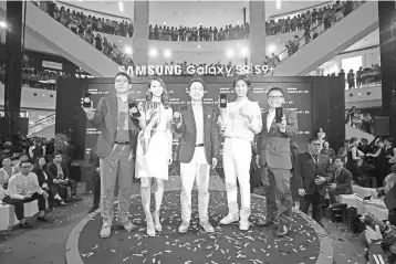 ??  ?? Members of the Samsung management team at the launch of the S9 and S9+with its Korean and Malaysian superstars. From left are Samsung Malaysia Electronic­s IT and mobile business director Yoo Jin Hyun, Malaysian actress Serene Lim, Samsung Malaysia...