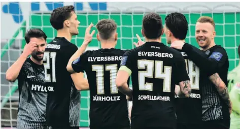  ?? FOTO: IMAGO IMAGES ?? Die Spieler der SV Elversberg – hier beim Torjubel gegen Greuther Fürth am vergangene­n Wochenende – wollen gegen Holstein Kiel nachlegen.