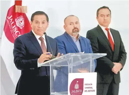  ?? FERNANDO CARRANZA ?? El fiscal Eduardo Almaguer (izq.) aclara que Luis Gutiérrez Valencia ya no controla el penal.