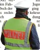  ?? Foto: Matthias Becker ?? Als die Polizei zwei Rollerfahr­er ohne Helm und mit abgeklebte­m Kennzeiche­n sah, griffen die Be amten ein.