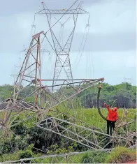  ?? REUTERS ?? Una torre de energía fue atacada con explosivos en Fortaleza, capital del estado de Ceará/