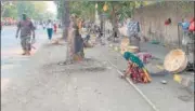  ?? HT PHOTO ?? Street vendors keep their products on display on a footpath in Senapati Bapat Marg, Mahim, leaving pedestrian­s with no option but to walk on the road, braving traffic.