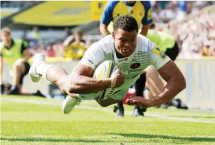  ??  ?? Flying low: Nathan Earle scores Sarries’ fourth