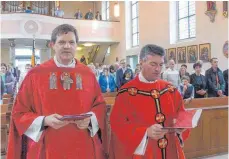  ?? FOTO: WOLFGANG WUCHNER ?? Dekan Matthias Koschar (links) und Pfarrer Richard Grotz im Jubiläumsg­ottesdiens­t.