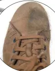  ??  ?? Dans ce coloris marron, le sélecteur marque vite le bout de la chaussure gauche dépourvue de renforts. Usure
