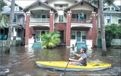  ?? SEAN RAYFORD / GETTY IMAGES VIA AGENCE FRANCE-PRESSE ?? Justin Hand navigates storm surge floodwater­s from Hurricane Irma along the St. Johns River on Monday in Jacksonvil­le, Florida.