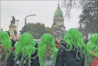  ?? FOTOS: CEDOC PERFIL ?? Las movilizaci­ones en un sentido u otro generaron iconografí­as que quedan en la memoria popular argentina: desde “el no nacido” a la fuerza del color verde.