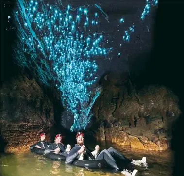  ??  ?? Es un sistema de cuevas de roca caliza, famosas a nivel mundial por su bioluminis­cencia. Se encuentran en la Isla Norte de Nueva Zelanda, a dos horas y media de la ciudad de Auckland. Todos los días se organizan recorridos a pie o en bote para admirar...