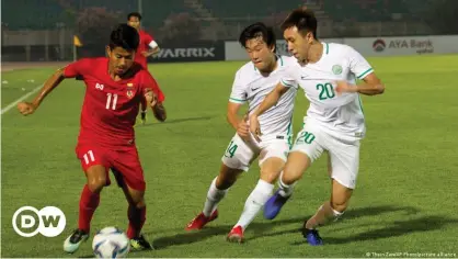  ??  ?? Hein Htet Aung (l.) im Einsatz für das U23-Nationalte­am Myanmars