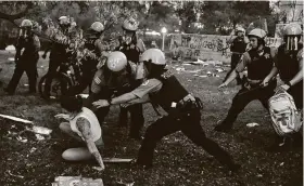  ?? Chris Sweda / Tribune News Service ?? A protester and Chicago police clash after demonstrat­ors tried to topple a Christophe­r Columbus statue in a park in downtown Chicago on Friday.