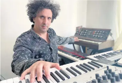  ??  ?? Sebastián Volco, ex Fantasmago­ría y Orquesta Metafísica, hizo un disco de piano solo.