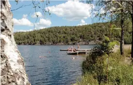  ?? Bild: JOHANNA KÄRNSTRAND ?? POPULÄR BADPLATS. Kan Ryrsjön bli en kommunal badplats? Frågan är aktuell inom kultur- och fritidsnäm­nden.