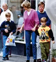  ??  ?? Bond: Diana with Wills and Harry in 1992