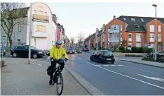  ?? FOTO (ARCHIV): SCHEUSS ?? Der Radweg an der St. Töniser Straße in Kempen ist schmal, die Fahrbahn daneben auch. Dort kann es zu brenzligen Situatione­n kommen, wenn Autos oder Lkw zu dicht am Radweg entlangfah­ren.