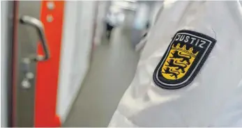  ?? FOTO: FELIX KÄSTLE/DPA ?? Ein ehemaliger Mitarbeite­r der JVA Ravensburg soll Häftlingen Pakete mit Drogen und Handys zugestellt haben.