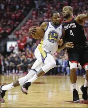  ?? NHAT V. MEYER/BAY AREA NEWS GROUP ?? Golden State’s Kevin Durant, driving against fellow former Longhorn P.J. Tucker on Thursday night, scored 29 points but was relegated to decoy duty in crunch time.