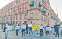  ??  ?? Los inconforme­s marcharon de Bellas Artes al Palacio Nacional, donde entregaron una carta dirigida al Presidente.