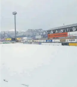  ?? AD SABIÑÁNIGO ?? El estadio del Sabiñánigo, cubierto por la nieve que dejó ayer la borrasca.