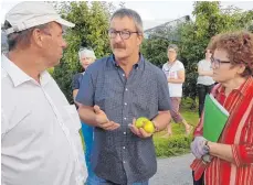  ?? FOTO: GRÜNE ?? Landtagsab­geordneter Martin Hahn (von links) und die Europaabge­ordnete Maria Heubuch, alle Grüne, hören dem Kressbronn­er Landwirt Dieter Mainberger zu.