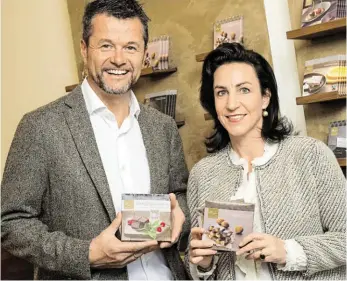  ?? BILD: SN/BERGER FEINSTE CONFISERIE/NEUMAYR/LEO ?? Hubert und Christine Berger von Berger Feinste Confiserie setzen bei ihrer Schokolade auf Bio-Zutaten. SALZBURG-STADT.