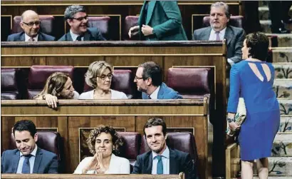  ?? DANI DUCH ?? García Egea, Montserrat y Casado, sentados en el Congreso mientras Santamaría sube a su escaño