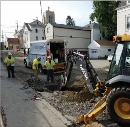  ?? Joseph B. Nadeau/The Times ?? Crews work to repair a ruptured gas line on Church Street Friday afternoon.