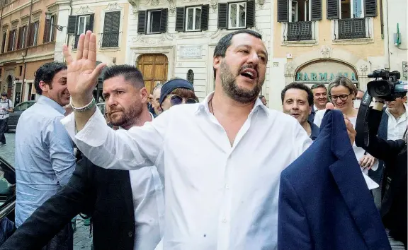  ?? (Imagoecono­mica) ?? A Roma
Il leader della Lega Matteo Salvini, 45 anni, ieri ha trascorso l’intera giornata con suo figlio nella Capitale: prima il pranzo in un ristorante vicino a Montecitor­io e poi in serata allo Stadio Olimpico per la finale di Coppa Italia...