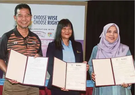  ??  ?? (From left) NSC director-general Datuk Ahmad Shapawi Ismail, Gardenia Bakeries (KL) Sdn Bhd senior marketing manager Hazlinah Harun and UKM Faculty of Health and Sciences deputy dean Professor Dr Siti Balkis Budin at a MoU signing ceremony in Bukit Jalil yesterday.