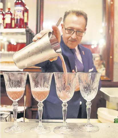  ?? Marco curatolo ?? Salvatore Calabrese, el bartender más reconocido de Italia, elaboró un Negroni único