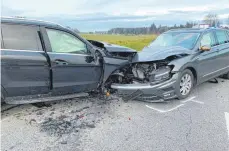  ?? FOTO: FEUERWEHR ISNY ?? Der 62-jährige Unfallveru­rsacher prallte mit dem Daimler (links) frontal auf einen Volkswagen, mit dem eine 55-Jährige in Richtung Großholzle­ute unterwegs war.