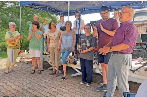  ?? FOTO: PETRA PABST ?? DJK-Vereinsche­f Heinz Eigner (rechts) freute sich sehr über das Überraschu­ngs-Ständchen zu seinem Geburtstag. Links neben ihm der zweite Vorsitzend­e Florian Kern, im Hintergrun­d die Bigband der Uni Homburg. Sie sorgte für beste Unterhaltu­ng.