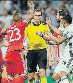  ?? FOTO: SIRVENT ?? Viktor Kassai expulsó a Vidal injustamen­te en el último Real-Bayern