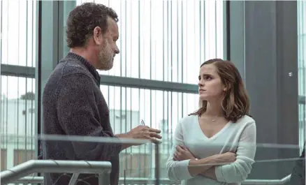  ?? ENTRACT FILMS ?? Nouvelle employée du Cercle, Mae (Emma Watson) accepte d’être le cobaye de Bailey (Tom Hanks), c’est-à-dire d’être connectée 24 heures sur 24 comme dans une envahissan­te et indiscrète téléréalit­é.