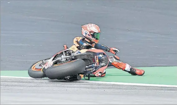  ?? FOTO: AP ?? Las caídas de Marc Márquez son siempre celebradas en territorio italiano. Ya sucedió este junio en Mugello y también en Misano el pasado año