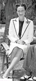  ??  ?? A sinistra e sotto, Meghan Markle, 37 anni (in Dior e Givenchy), e Wallis Simpson (1896-1986) a confronto. Per entrambe, colori come il taupe, il navy, il nero e il bianco, linee pulite e gonne a corolla.