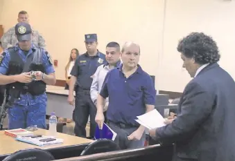  ??  ?? Carlos León (de remera azul) prestó declaració­n indagatori­a ayer ante el Tribunal de Sentencia y aseguró ser inocente de los hechos que la Fiscalía le atribuye.