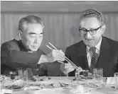  ??  ?? Nel 1973 L’allora segretario di Stato Henry Kissinger e il premier cinese Zhou Enlai durante il disgelo Usa Cina che tagliò fuori l’urss. Ora è la Cina a non voler essere esclusa (Getty)