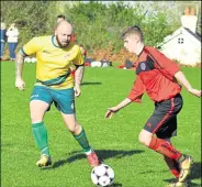  ?? Picture: Tracey Corps ?? Smeeth & Brabourne (red) take Ashford United 3rds