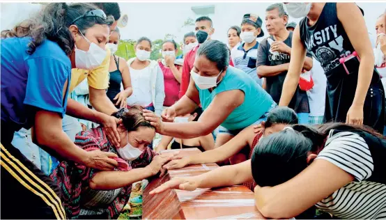  ?? FOTO ?? Familiares identifica­ron a 46 de sus parientes ayer en el cementerio de Mocoa. Al cierre de esta edición se contabiliz­aban 273 muertes. Para los sobrevivie­ntes 40 toneladas de ayuda no son suficiente­s, el presidente declaró emergencia económica, social y ecológica.