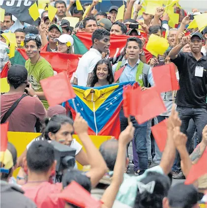  ??  ?? Mensaje. Como repudio a los roces políticos, venezolano­s y colombiano­s se dieron un “abrazo” en la frontera.